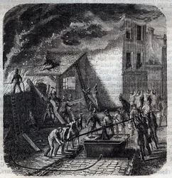 Feuerwehrmänner mit einer Feuerspritze